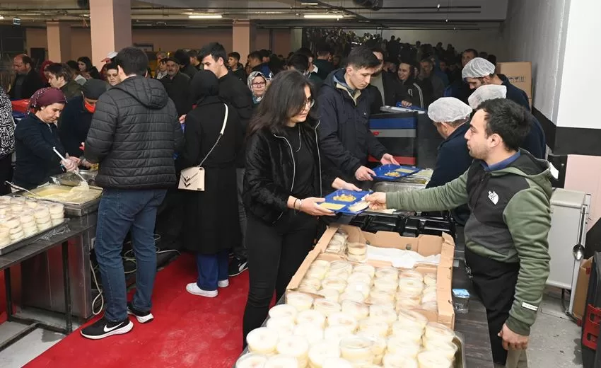 Isparta Belediyesi’nin iftar sofrasında birlik ve beraberlikle ilk iftar açıldı