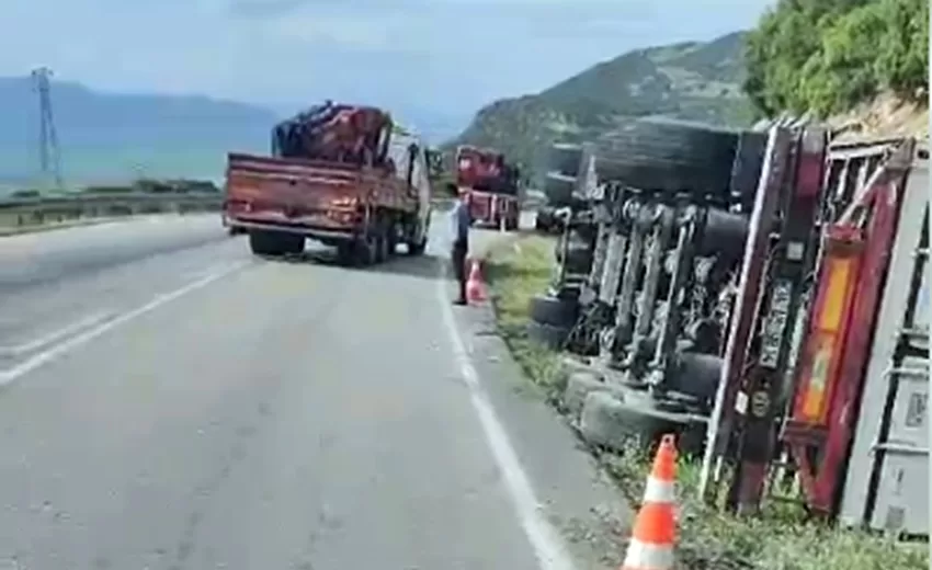 Eğirdir’de Elma Yüklü Tır Devrildi