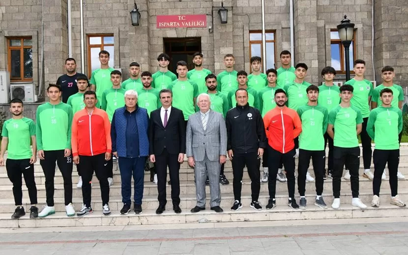 Isparta 32 Spor’un Gençleri Vali Baruş’u Ziyaret Etti