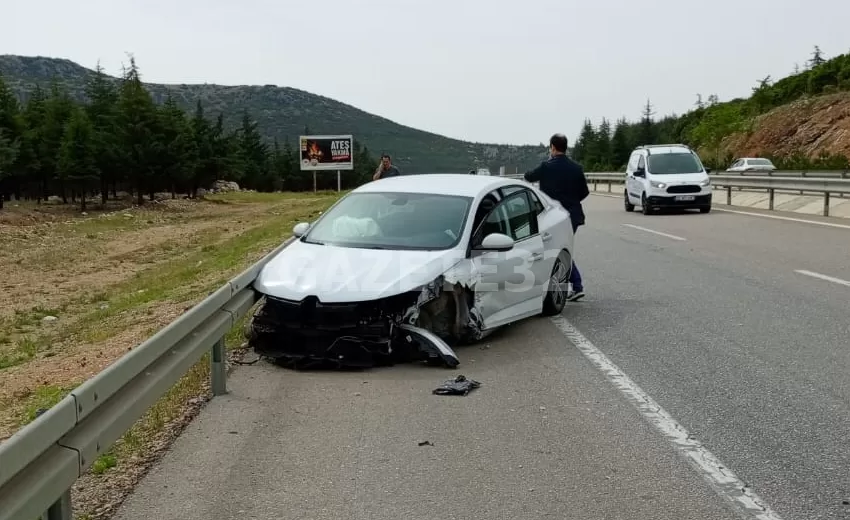 Yoldan çıkan otomobil bariyere çarptı