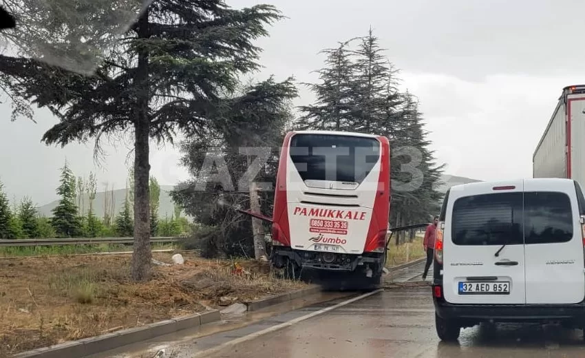 Yolcu Otobüsü Kaza Yaptı