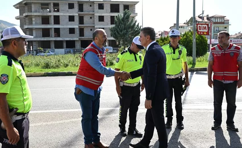 Vali Baruş, Görevi Başındaki Kamu Personelinin Bayramını Kutladı