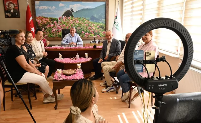 Başkan Başdeğirmen Çinli fenomenin canlı yayınına katıldı, Isparta gülünü tanıttı