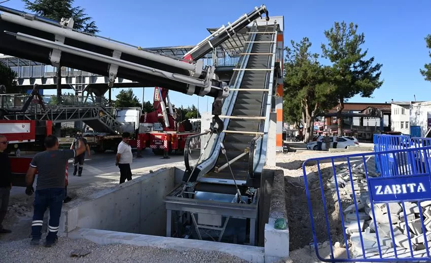 Isparta Şehir Hastanesi üst geçidi yürüyen merdivenli hale getirildi