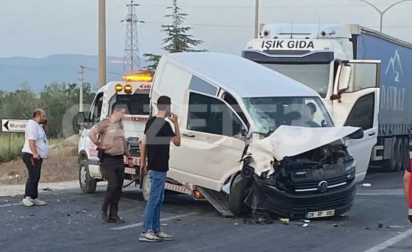 Isparta’da Süt Tankeri İle Minibüs Çarpıştı