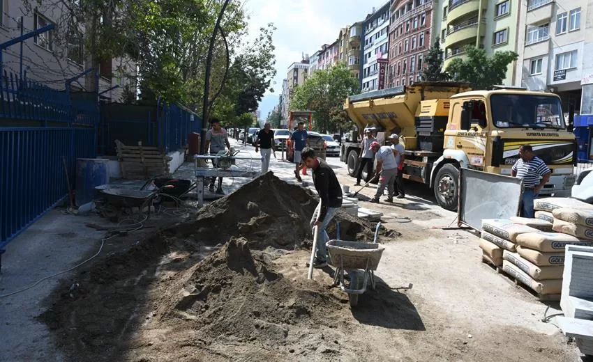 Şehrin Dört Bir Yanında Kaldırım Çalışmaları Yapılıyor