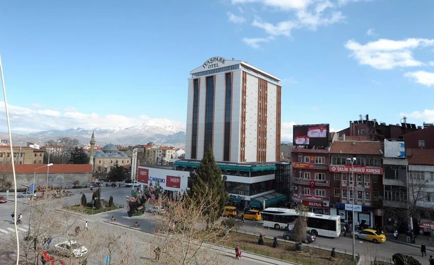 Eski Isparta Oteli ve Türk Köyü Yıkılıyor