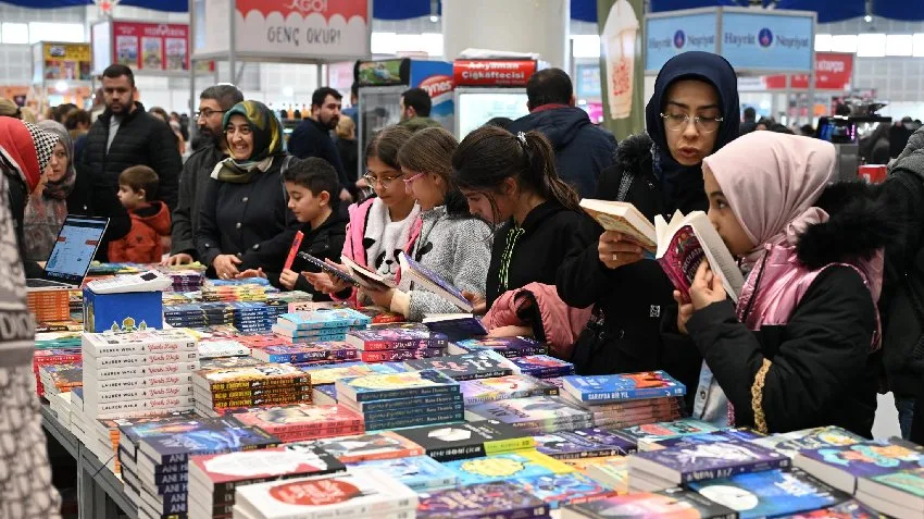 Kitapseverlerden 7. Kitap Fuarı’na Tam Not