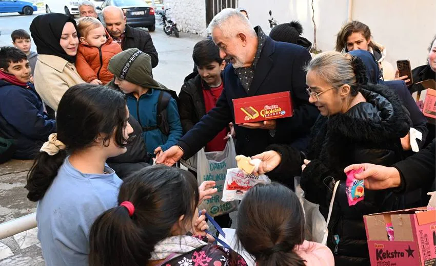 Kandil Geleneğinde Çocukları Sevindirdiler